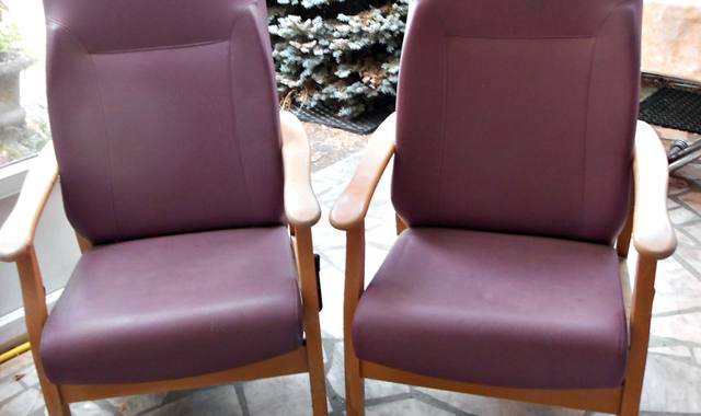 Mobilier belle affaire, deux fauteuils en simili cuir en bon état