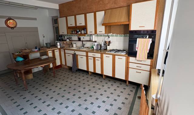 Mobilier cuisine équipées (placards hauts et bas) avec four Sauter et gaz 4 feux