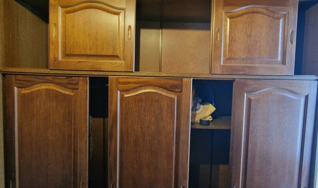 Mobilier armoire en bois avec portes coulissantes.