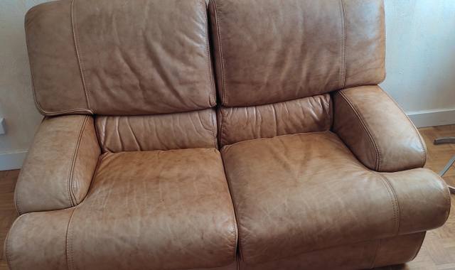Mobilier canapé 2 places en cuir bon état dimensions longueur 140 cm hauteur 84 cm et côt