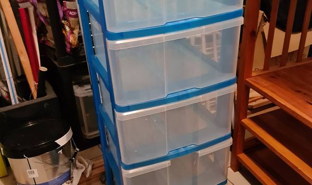 Mobilier tour plastique et meuble bois