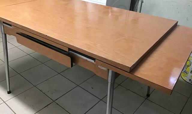 Mobilier table des années 1970 pieds chromés