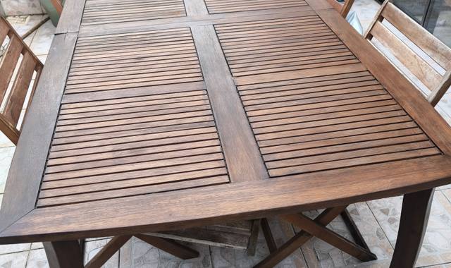 Mobilier table de jardin en bois.