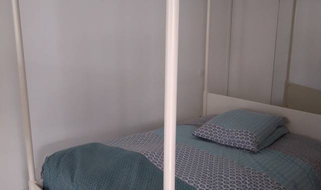 Mobilier lit à baldaquin Ikea 140 x 200 cm en l'état, manque une vis, avec voilages