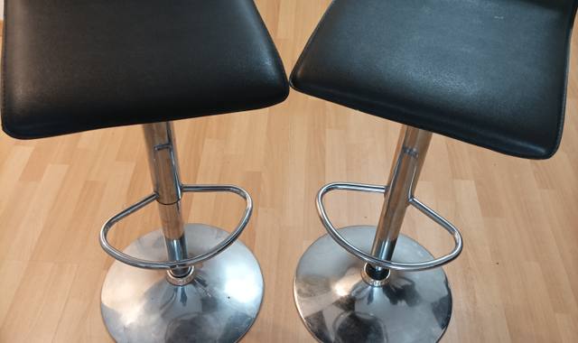 Mobilier 2 tabourets bar