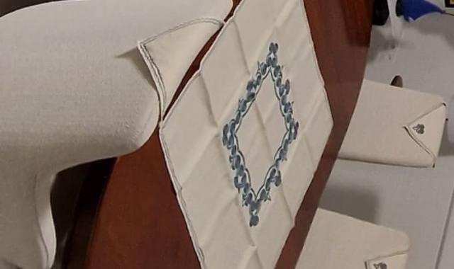 Mobilier table bois 2,40 mètres en TB état.