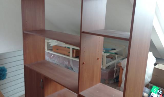 Mobilier meuble bibliothèque , aspect bois, bon état