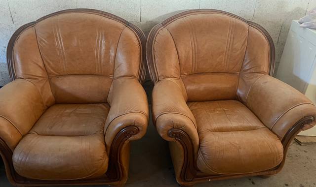 Mobilier deux fauteuils en cuir