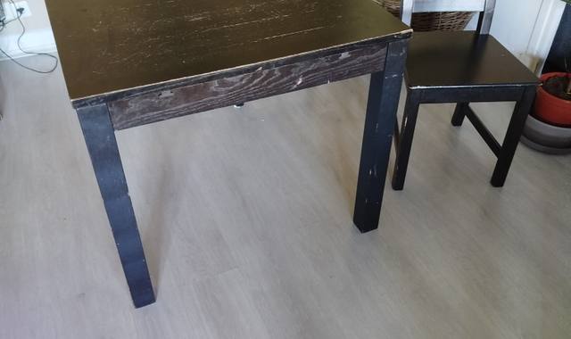 Mobilier table salle à manger Ikea et 4 chaises