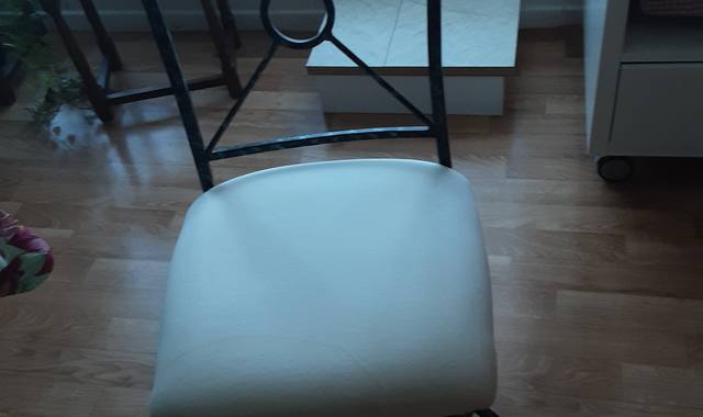 Mobilier 4 chaises en fer forgé  assez lourdes