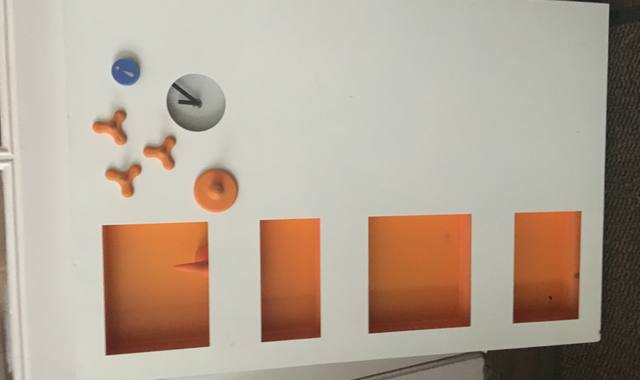 Mobilier grand tableau d’affichage métal IKEA avec horloge cases et accessoires