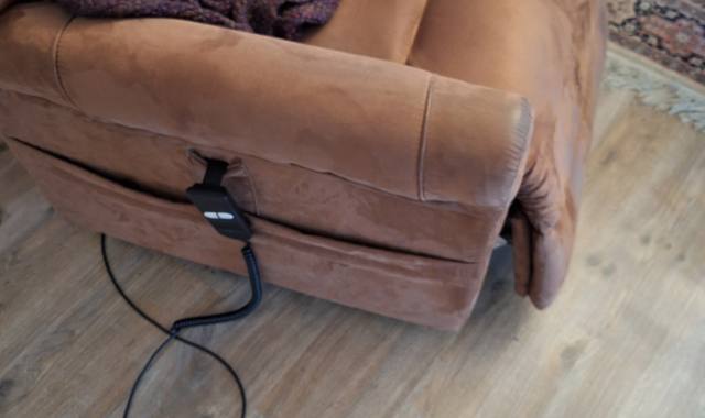 Mobilier fauteuil relax marron avec batterie et télécommande