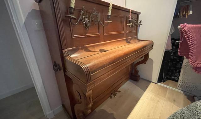 Mobilier piano droit en bon etat
