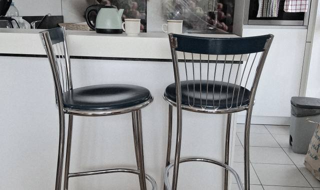 Mobilier 2 chaises de bar métal et bois