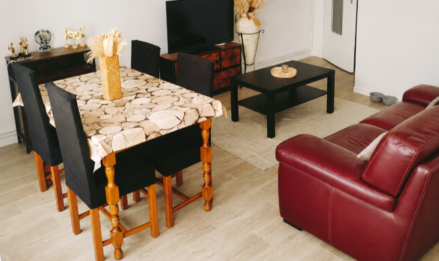 Mobilier dans un canapé couleur rouge vin en cuir, et d'une table avec 4 chaises