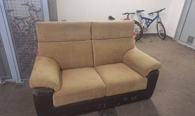 Mobilier je donne un canapé très confortable un peu abîmé sur l arrière
