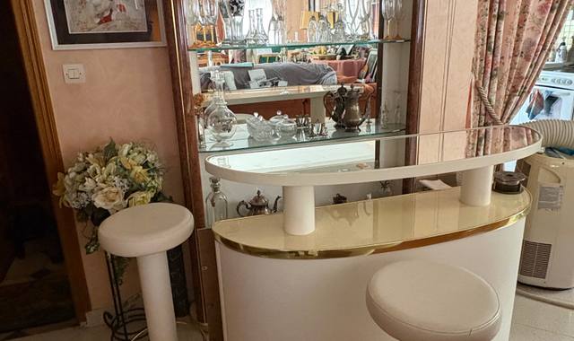 Mobilier bar blanc avec tabourets et son meuble vitrine assorti.