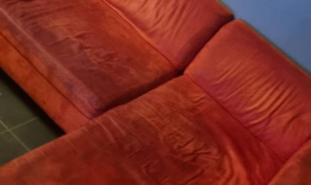 Mobilier canape d'angle rouge à nettoyer