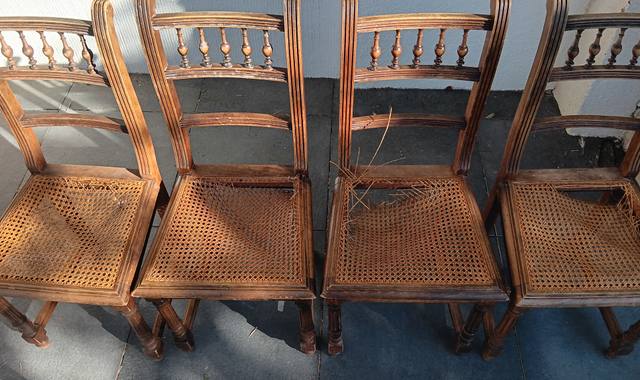 Mobilier 4 chaises retro à reparer sur l'assise