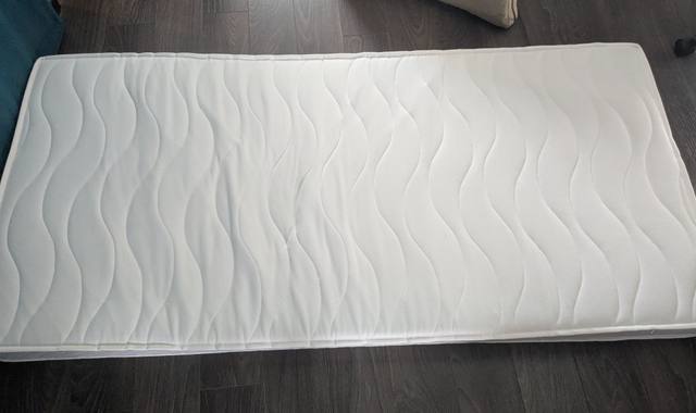 Mobilier un matelas  1 personne