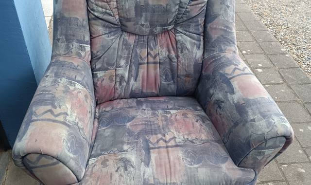 Mobilier fauteuil large et confortable.