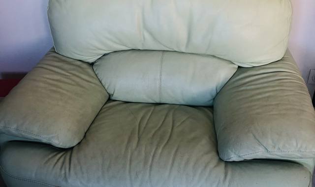 Mobilier fauteuils en cuir vert d’eau