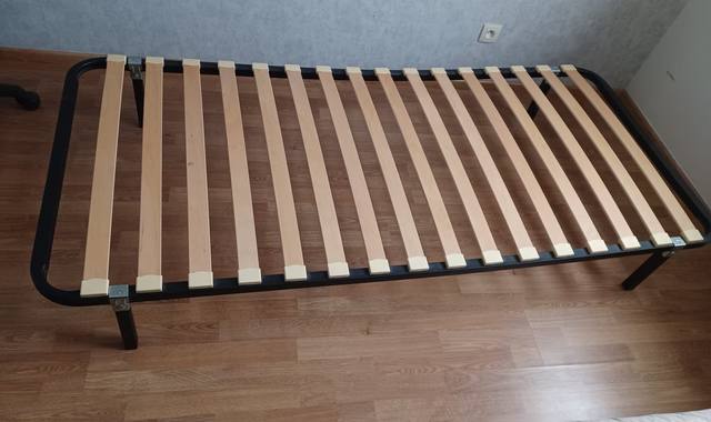 Mobilier 1 lit enfant 2m x 0,90m avec sommier en très bon état