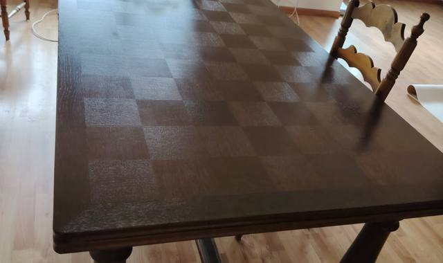 Mobilier une table de salle a manger avec chaises