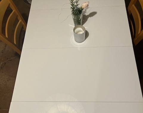 Mobilier une table laquée blanche à rallonge. Etat neuf.
