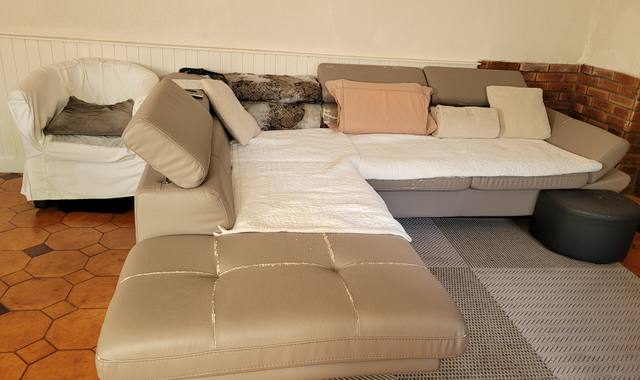 Mobilier canapé d angle couleur taupe