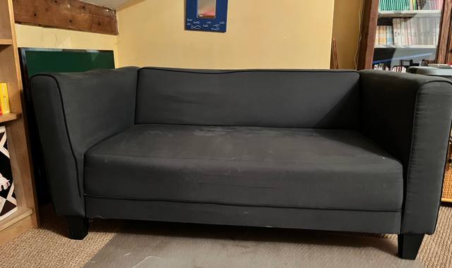 Mobilier un canapé 2 places