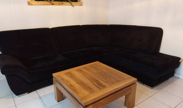Mobilier canapé d'angle noir.