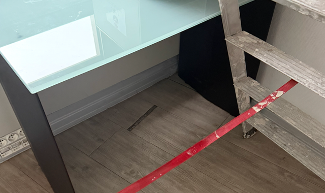 Mobilier bureau plateau verre / pieds metal bon état