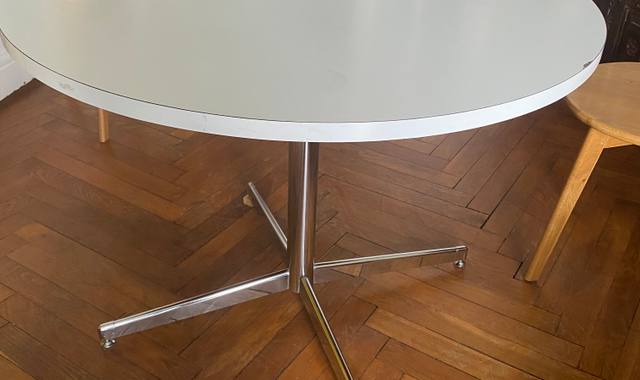 Mobilier table ronde en formica