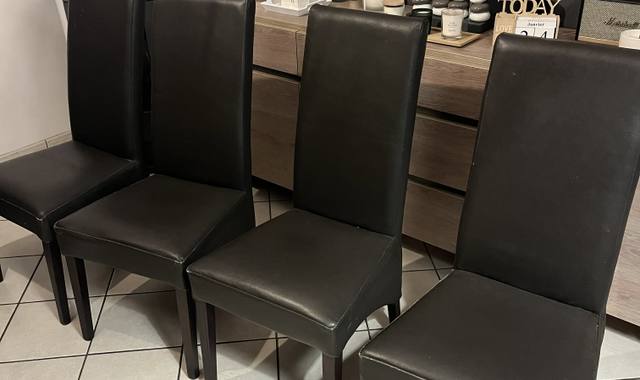 Mobilier 4 chaises de salle a manger a réparer