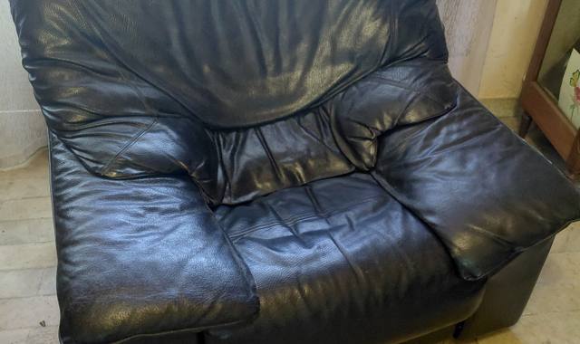 Mobilier 2 canapés cuir. Etat correct.