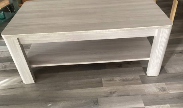 Mobilier table de salon +pouf +basket Femme