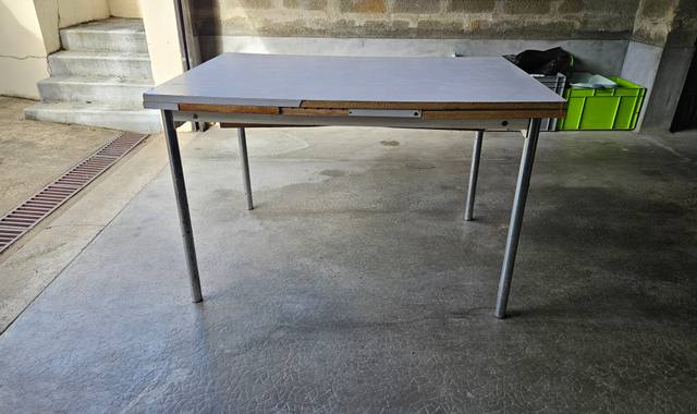 Mobilier table