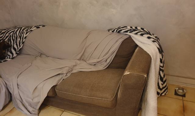 Mobilier grand canapé fixe 3 places avec coussins amovibles