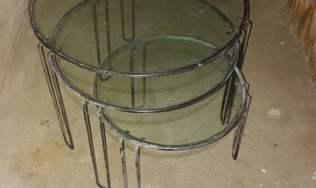 Mobilier trois petites tables basses de salon assorties (verre et pieds métalliques léger