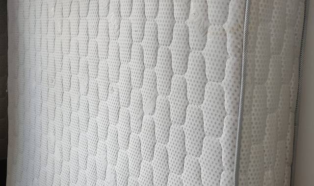 Mobilier matelas très bon état 160x200 très ferme