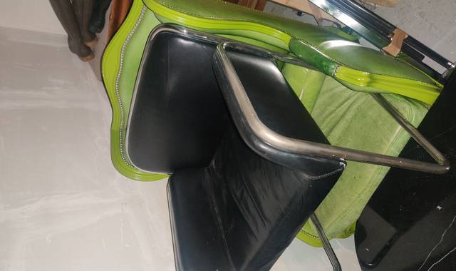 Mobilier 2 chaises une noire et une verte