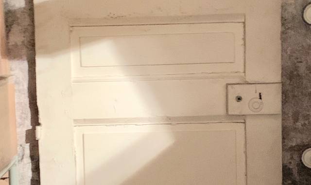 Mobilier grande porte en bois peint en blanc.