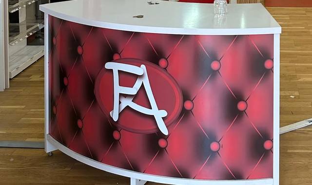 Mobilier comptoir de magasin, présentoirs, meuble de rangement et chaises