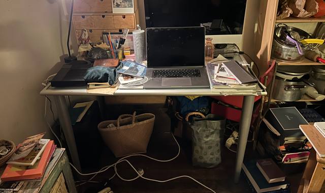 Mobilier bonjour je donne une table/bureau IKEA