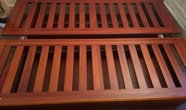 Mobilier structure de lit en bois avec lattes en bon état de la marque SOF