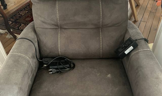 Mobilier fauteuil relaxation 4 moteurs   La télécommande est à remplacer