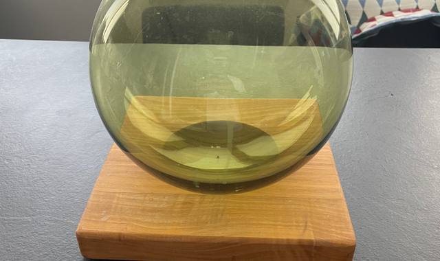 Mobilier vase vert avec support en bois à donner