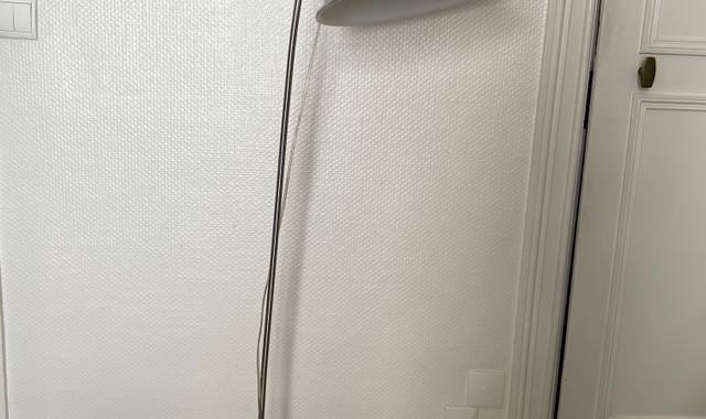 Mobilier un lampadaire métal chromé Ikea