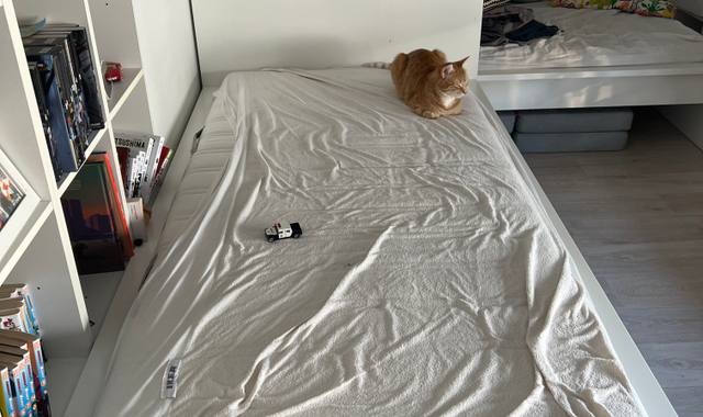 Mobilier deux lits IKEA avec matelas, sommiers et un lit tiroir